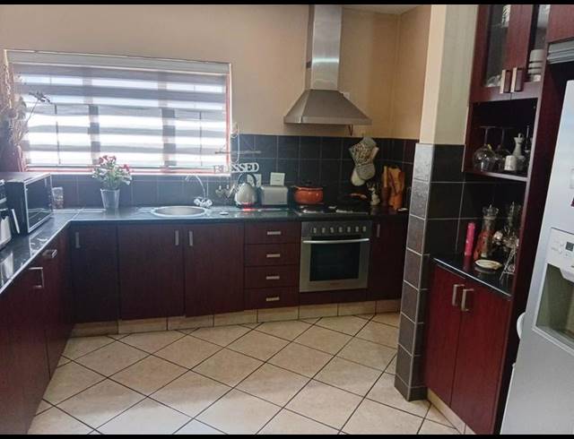 3 BEDROOM TOWNHOUSE FOR SALE IN THATCHFIELD